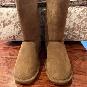 Bearpaw Sherpa boots.